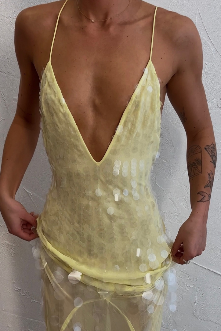 Anna – Sleeveless maxi dress with deep V-neck