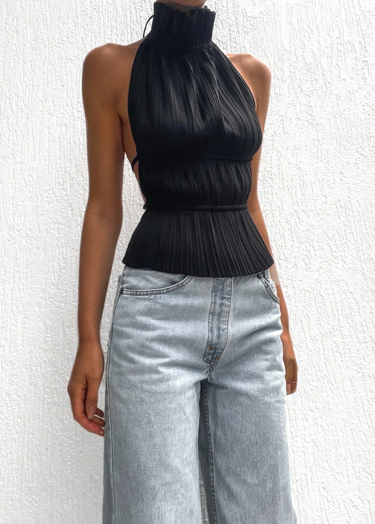 Olivienne – Pleated backless top with neck closure