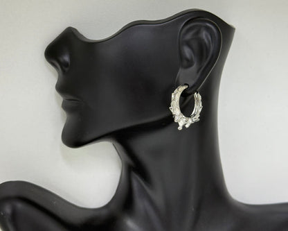 Eye-catching goldplated earrings in ring shape for elegant look