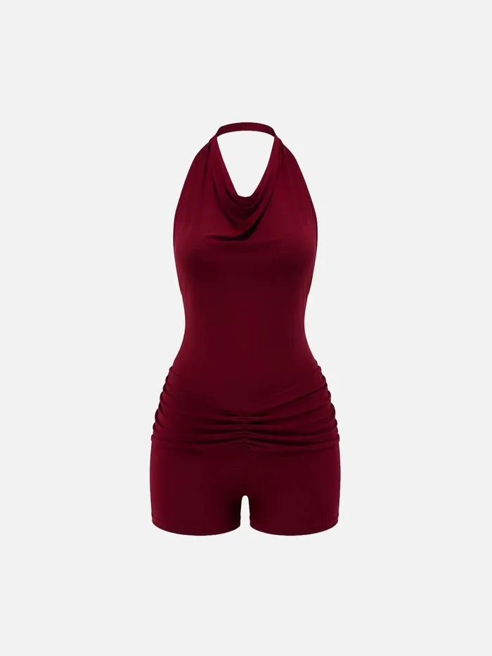SLOWBURN Jenny Jumpsuit – burgundy, önden görünüm; halter yaka ve drapeli göğüs, büzgülü bel.