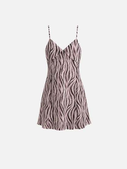 SLOWBURN Lola Dress – toz pembe, ince askılı, ön görünüm